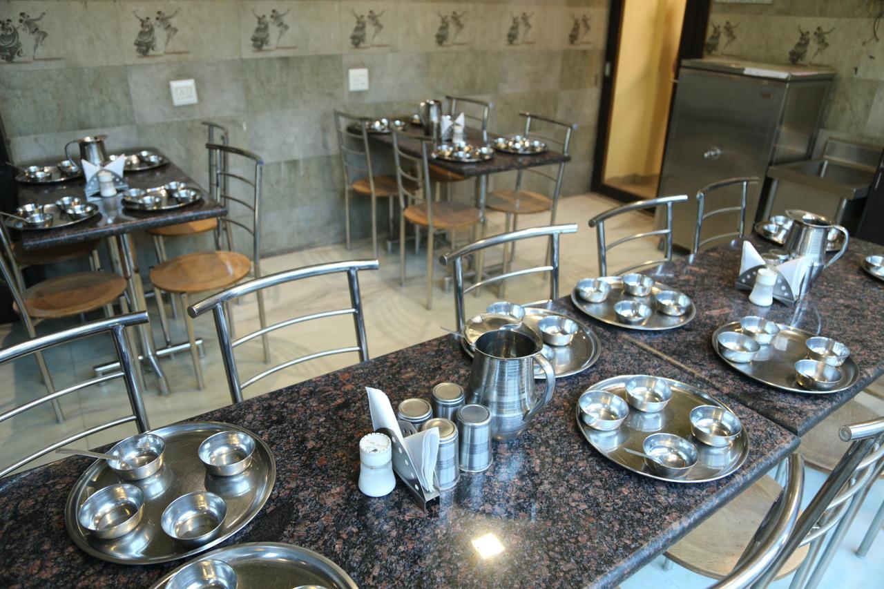 Hotel Heena Plaza Абу-Роуд Экстерьер фото